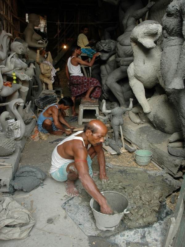 মূর্তি প্রস্তুতকারীদের কথায়, এই বছর ভাল ব্যবসার নেপথ্যে করোনার প্রকোপ হ্রাসের সঙ্গেই ছিল ইউনেস্কো থেকে পাওয়া স্বীকৃতি। তাই আয়োজন ছিল বেশ আড়ম্বরের। 
