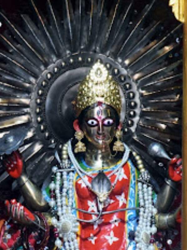 তিলোত্তমার বুকে কালী মন্দির, শনি ঠাকুরের মন্দির গুনে শেষ করা যাবে না। কিন্তু দুর্গা মন্দির বা জগদ্ধাত্রী মন্দির কোথায় আছে, খুঁজতে গেলে ভাবতে বসতে হবে। বউবাজারের সার্পেন্টাইন লেনে এলে অবাক করে দেবে এমনই এক মন্দির।