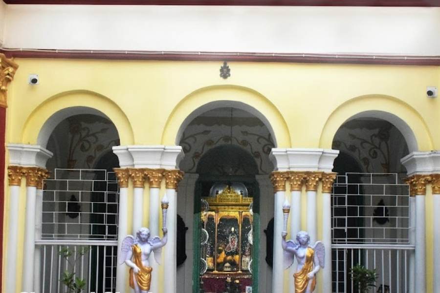  শনি বা কালী মন্দির নয়, এখানে রয়েছে জগদ্ধাত্রী মন্দির। কলকাতার একমাত্র এই জাগ্রত জগদ্ধাত্রী মন্দির বউবাজারের লেবুতলার সার্পেন্টাইন লেনে। 