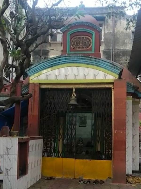 বিপদে পড়লে ভক্তরা ছুটে যান জগদ্ধাত্রীর কাছে। মুহূর্তে বিপদ থেকে মুক্তি পান তাঁরা। এমনই বিশ্বাসে এই শতাব্দী প্রাচীন মন্দিরে সব সময়েই ভিড় থাকে ভক্তদের।