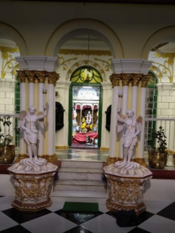  দূর-দূরান্ত থেকে দেবী দর্শনে আসেন তাঁরা। তবে শহর কলকাতার অনেক মানুষের কাছেই এই মন্দিরের ঠিকানা অজানা। 