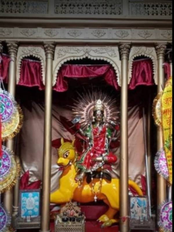 বাইরে থেকে দেখলে মন্দির বলে বোঝা যায় না। মন্দিরের মুখ পশ্চিম দিকে। অনেকটা বাড়ির দালানের মতো। সামনেই রয়েছে উঠোন। তার চার পাশে ঘর। 