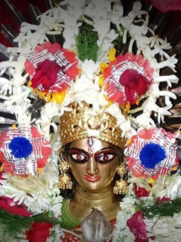 মন্দিরের বেদী দাঁড়িয়ে রয়েছে তিনটি খিলানের উপরে। গোলাকার বেশ কিছু স্তম্ভ রয়েছে বেদীকে ঘিরে। ভক্তদের বসার বা অপেক্ষা করার জন্য রয়েছে বিশেষ ব্যবস্থা। 