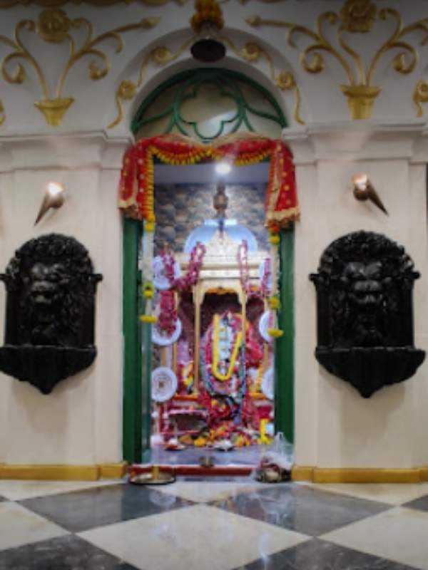 বেশ কয়েকটি অলিন্দ রয়েছে, সেখান থেকেই দেবী দর্শন করেন ভক্তরা। দেবীর অধিষ্ঠান গর্ভগৃহে। তার দরজা অপূর্ব ভাস্কর্যমণ্ডিত।