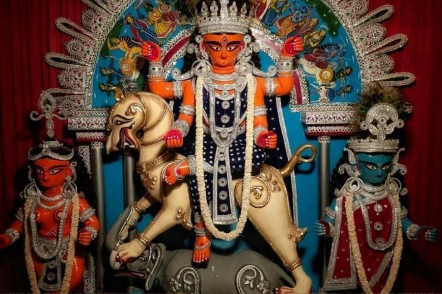 কার্তিক মাসের শুক্লা নবমী তিথিতে দেবী জগদ্ধাত্রীর পুজো হয়। বাঙালির ধর্মবিশ্বাসে প্রথমেই আসেন রাজসিক দেবী দুর্গা, তার পরে তামসিক দেবী কালী এবং তার পিছু পিছু সত্ত্বগুণের দেবী জগদ্ধাত্রী।