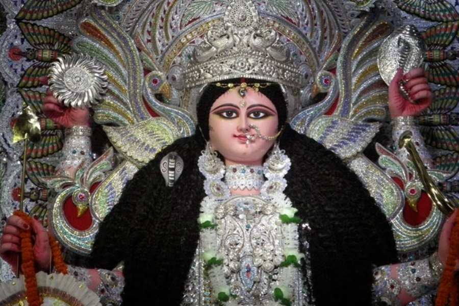 পুরাণে বলা হয়, মহিষাসুরকে বধ করার পরে উল্লসিত দেবতারা এই জয়কে নিজেদের জয় বলে গণ্য করেছিলেন। কারণ, তাঁদের মতে দেবী দুর্গার সৃষ্টি হয়েছিল তাঁদেরই  যুগ্ম শক্তিতে। 