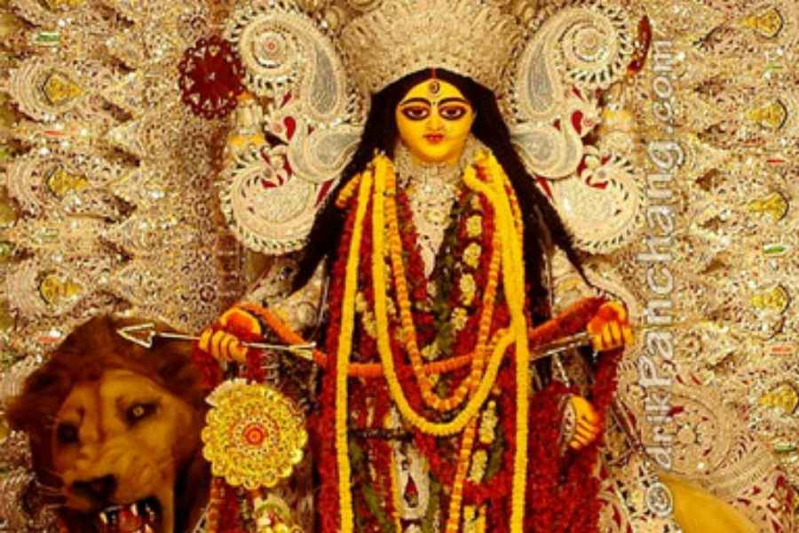 সেই হস্তী দেবীকে যখন বধ করার চেষ্টা করে, তখন দেবী চতুর্ভুজা হয়ে আবির্ভূত হন এবং চক্র দিয়ে হত্যা করেন হস্তীরূপী মহিষাসুরকে। এই দেবীই ছিলেন জগদ্ধাত্রী।