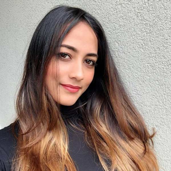 তবে কেউ যদি করমনের সমাজমাধ্যম অ্যাকাউন্টগুলি দেখেন, তা হলে বোঝা দায় হবে যে অ্যাকাউন্টগুলি কোনও টেনিস খেলোয়াড়ের, না কোনও মডেলের!