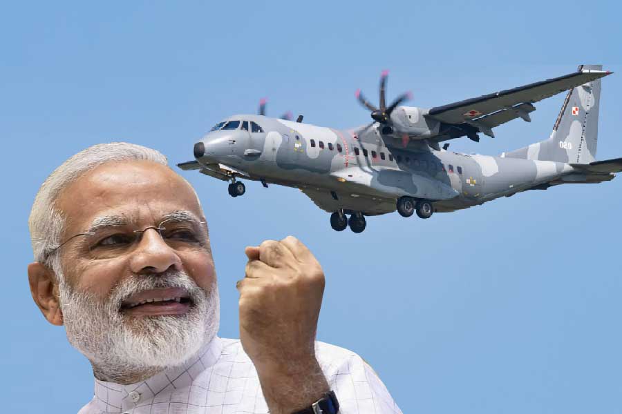 স্পেনের এয়ারবাসের সঙ্গে যৌথ উদ্যোগে টাটা গোষ্ঠী বায়ুসেনার জন্য ভারতেই তৈরি করবে পরিবহন বিমান। গুজরাতে বিধানসভা ভোটের দিনক্ষণ ঘোষণার আগেই বৃহস্পতিবার ঘোষণা করেছে প্রতিরক্ষা মন্ত্রক। কারখানা হবে মোদী-রাজ্যের বরোদায়। 