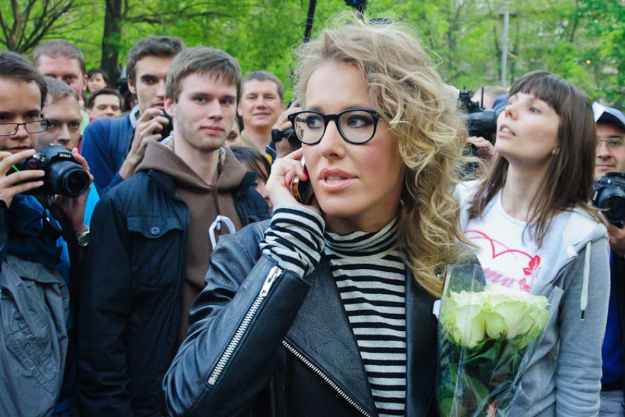 গ্রেফতারি এড়াতে নাকি আপাদমস্তক ঢেকে চুপিচুপি শহর ছাড়ছেন রাশিয়ার একনায়ক ভ্লাদিমির পুতিনের পালিতা মেয়ে। তিনি টিভি তারকা এবং বিরোধী রাজনীতিবিদ কেসনিয়া সোবচাক।