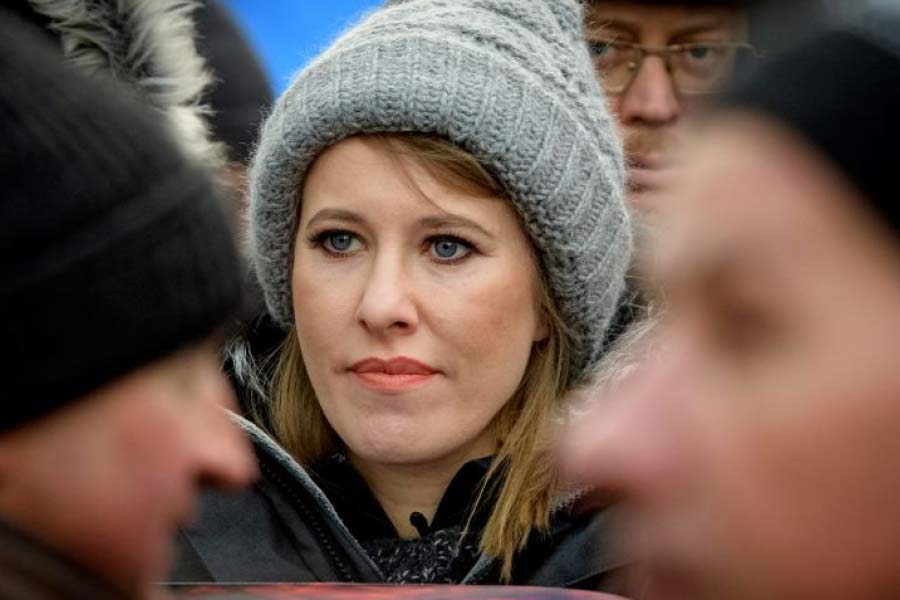 সিসিটিভিতে দেখা যাচ্ছে, দুই অজ্ঞাতপরিচয় ব্যক্তির সঙ্গে সীমান্ত পেরোচ্ছেন কেসনিয়া। মুখ ঢেকে এবং টুপি পরে সীমান্ত পার হতে দেখা গিয়েছে এই তিন জনকে।