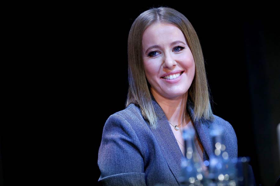 কেসনিয়া ছোটবেলা থেকেই পুতিনকে চেনেন। পুতিন তাঁর ‘ধর্ম বাবা’। সেই কেসনিয়াকে গ্রেফতার করার জন্য খুঁজছে পুতিনেরই পুলিশবাহিনী।