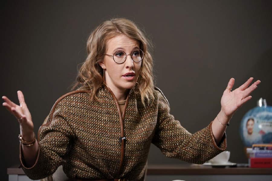 কেসনিয়া রাশিয়ার অন্যতম পরিচিত মুখ এবং তিনি রাশিয়ার একটি স্বাধীন সংবাদমাধ্যমের মালিক। এই সংবাদমাধ্যম সম্প্রতি পুতিনের গোয়েন্দাদের নজরে পড়েছে।