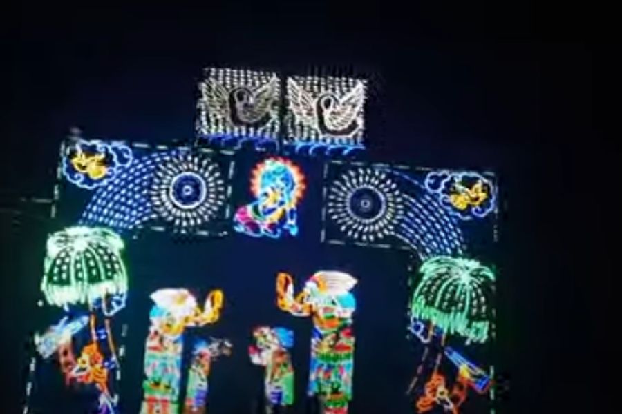 কান্দি মহকুমার অন্যতম প্রাচীন জনপদ কাগ্রামের ৮০ শতাংশ মুসলিম। জগদ্ধাত্রী পুজোর আনন্দে সামিল হন তাঁরা সকলেই।