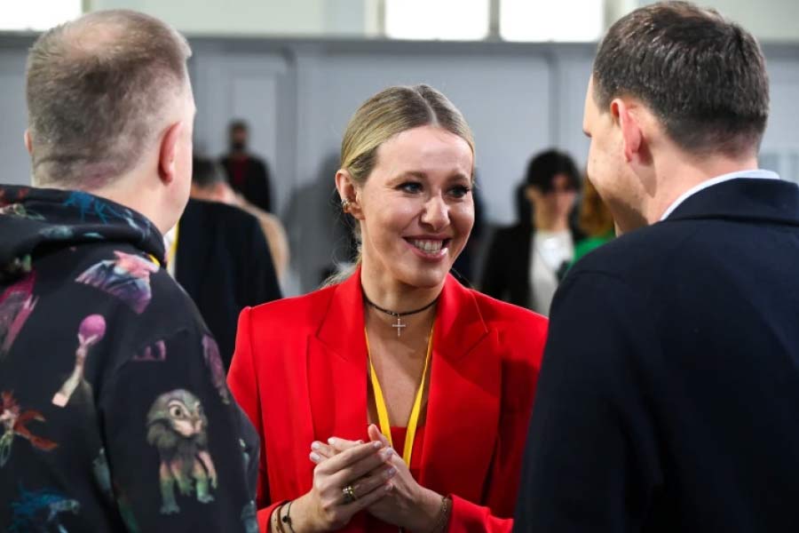 পুলিশ জানিয়েছে, কেসনিয়ার মিডিয়া সংস্থার অন্যতম অংশীদার কিরিল সুখানভ সম্প্রতি তোলাবাজির অভিযোগে পুলিশের হাতে গ্রেফতার হন। এর পর কেসনিয়ার বাড়িতেও তল্লাশি শুরু হয়।