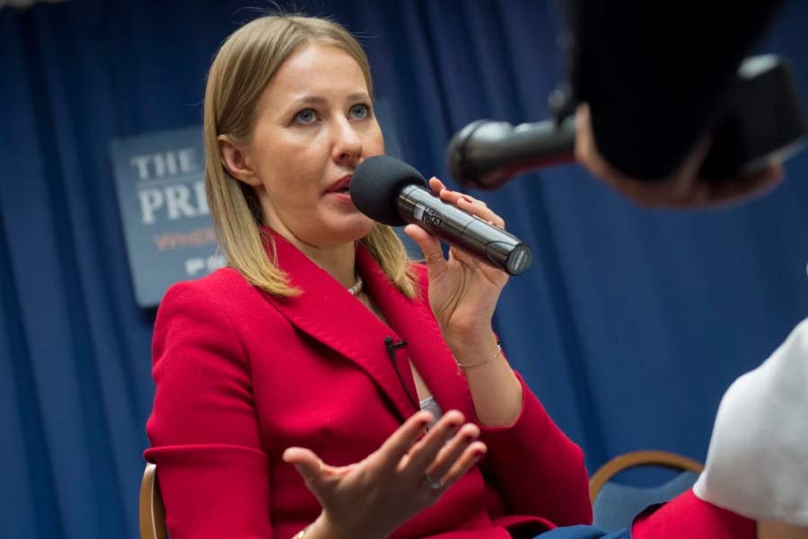 যদিও কেসনিয়ার দাবি, তাঁর সহযোগীর বিরুদ্ধে আনা অভিযোগগুলি সর্বৈব মিথ্যা। স্বাধীন গণমাধ্যমকে দমন করার জন্যই রুশ সরকার পুলিশকে দিয়ে এই কাজ করাচ্ছে বলেও দাবি করেন তিনি। 