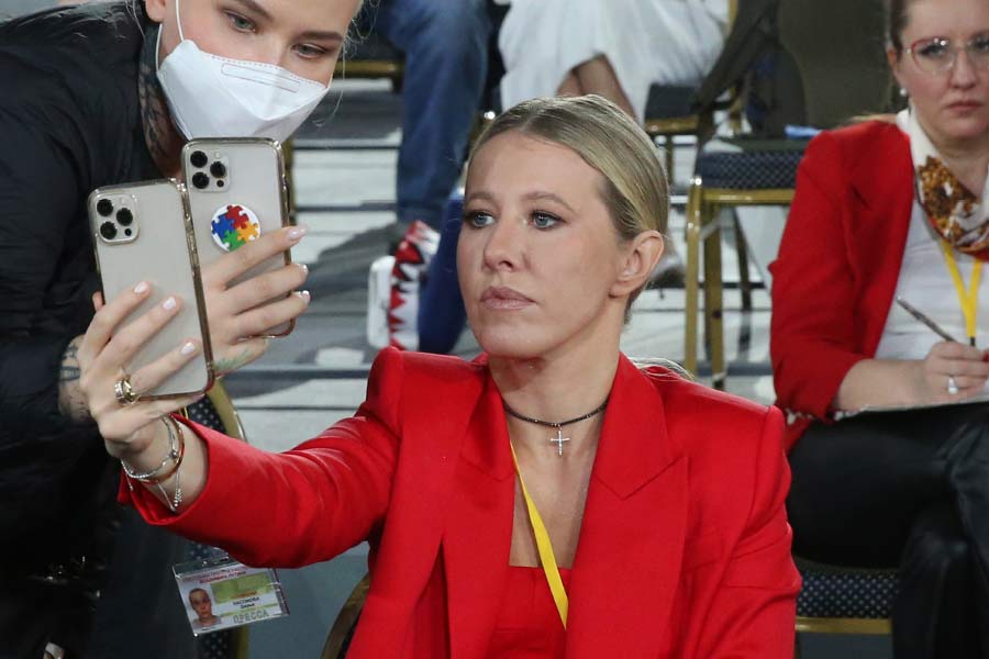 গুজব ছড়িয়েছে কেসনিয়া যদি ধরা পড়েন, তা হলে তাঁকে ১৫ বছর পর্যন্ত জেলবন্দি থাকতে হতে পারে। আর সেই কারণেই নাকি তিনি দেশ ছেড়েছেন।