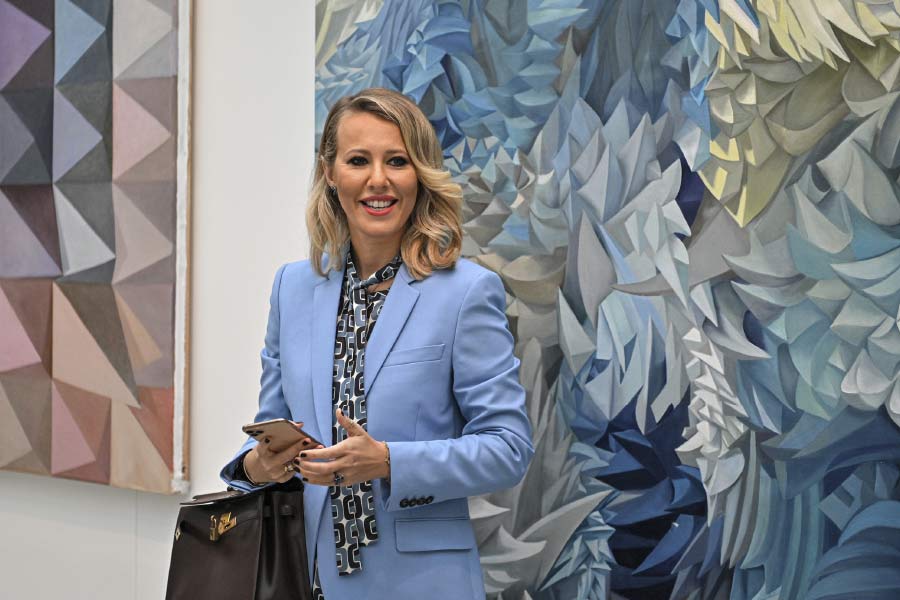 কেসনিয়া রুশ তদন্তকারীদের চোখে ধুলো দিতে তুরস্ক এবং দুবাইয়ের টিকিট কাটেন। কিন্তু সেই পথে তিনি যাননি।