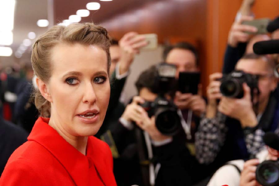 বিমানের বদলে গাড়িতে চেপে বেলারুশ যান কেসনিয়া। পরে ইজরায়েলি পাসপোর্ট ব্যবহার করে লিথুয়ানিয়ায় চলে যান তিনি।