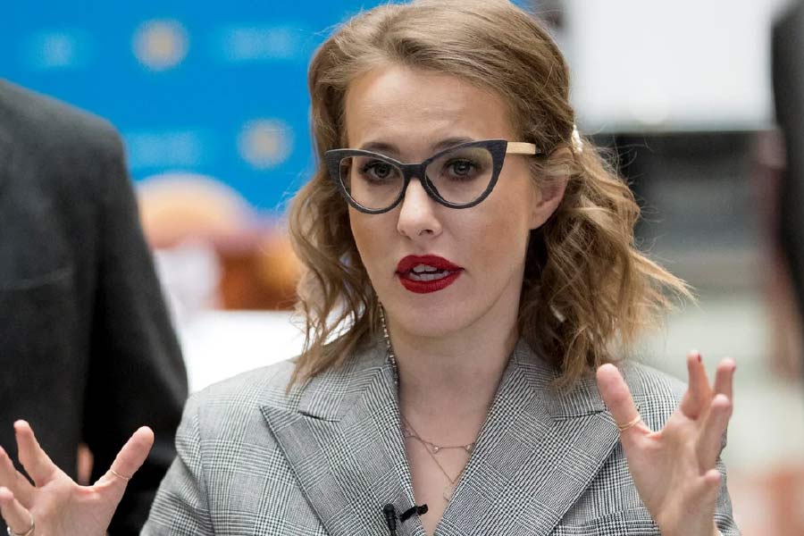 প্রসঙ্গত, কেসনিয়াকে মস্কোর ‘প্যারিস হিলটন’ বলা হয়। রাজনীতিতে যোগ দেওয়ার আগে তিনি এক জন জনপ্রিয় টিভি সঞ্চালক ছিলেন। প্লেবয় পত্রিকার জন্য তিনি মডেলের কাজও করেছেন।