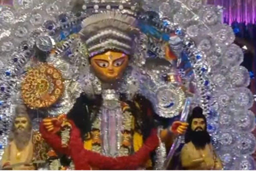 অসাধারণ সাজসজ্জার পাশাপাশি মেলাও বসে পুজো প্রাঙ্গণে। পুজোর সঙ্গে থাকে যাত্রাপালা ও সাংস্কৃতিক অনুষ্ঠান।