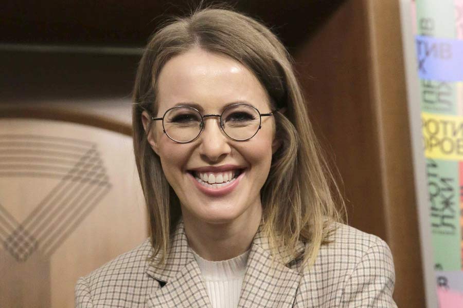 বিতর্কিত টিভি শো ‘বিগ বসের’ রাশিয়ান সংস্করণে দীর্ঘ দিন সঞ্চালনার দায়িত্বে ছিলেন কেসনিয়া। ২০১৮ সালে রাশিয়ায় রাষ্ট্রপতি নির্বাচনে পুতিনের বিরুদ্ধে এক জন উদারপন্থী প্রার্থী হিসাবে তিনি দাঁড়িয়েছিলেন।