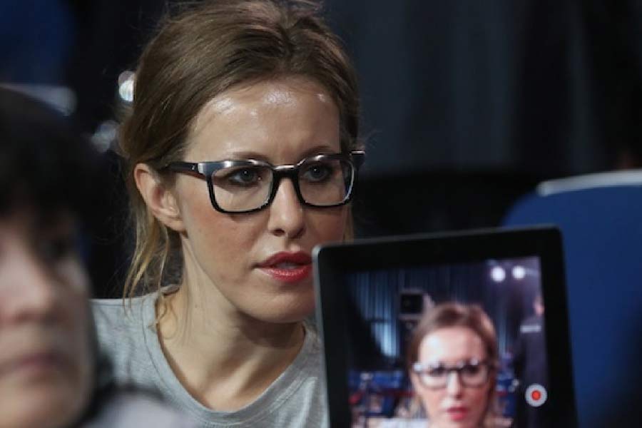 কেসনিয়ার বাবা আনাতোলি সোবচাক ছিলেন পুতিনের অধ্যাপক এবং পরামর্শদাতা। পুতিনকে রাজনীতিতে আনার ক্ষেত্রেও তাঁর গুরুত্বপূর্ণ ভূমিকা ছিল। আর এই সব কারণেই কেসনিয়ার প্রতি পুতিনের বিশেষ টান আছে বলে মনে করা হয়।