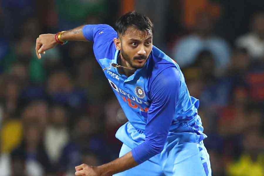 অক্ষর পটেল: মাঝের দিকের ওভারে বিপক্ষের রান আটকাতে সিদ্ধহস্ত। আবার ব্যাট হাতেও দ্রুত রান তুলে দিতে পারেন। ফলে তাঁর খেলা নিয়ে সংশয় নেই।