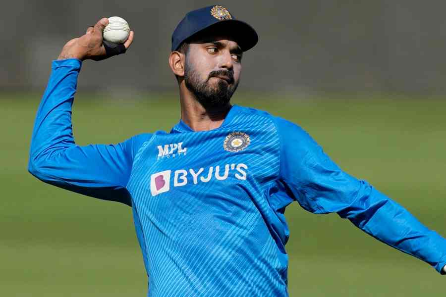 লোকেশ রাহুল: পাকিস্তান ও নেদারল্যান্ডসের বিরুদ্ধে রান পাননি। তাঁর সমালোচনা করেছেন অনেক প্রাক্তন ক্রিকেটার। কিন্তু রাহুলের উপরেই ভরসা রাখছেন অধিনায়ক রোহিত। দক্ষিণ আফ্রিকার বিরুদ্ধেও রোহিতের সঙ্গে তাঁকে নামতে দেখা যাবে।