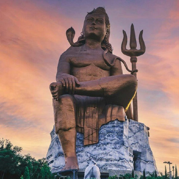 এই বিশালাকার শিবমূর্তিটি চাক্ষুষ দেখতে হলে আপনাকে যেতে হবে রাজস্থানের রাজসমন্দ জেলার নাথদ্বারা শহরে। উদয়পুর থেকে যার দূরত্ব ৪৫ কিমি। 