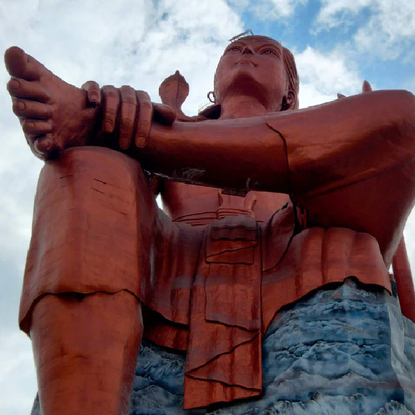 ৫১ বিঘা জমিতে পাহাড়ি ঢিপির উপর মূর্তিটি তৈরি করা হয়েছে।