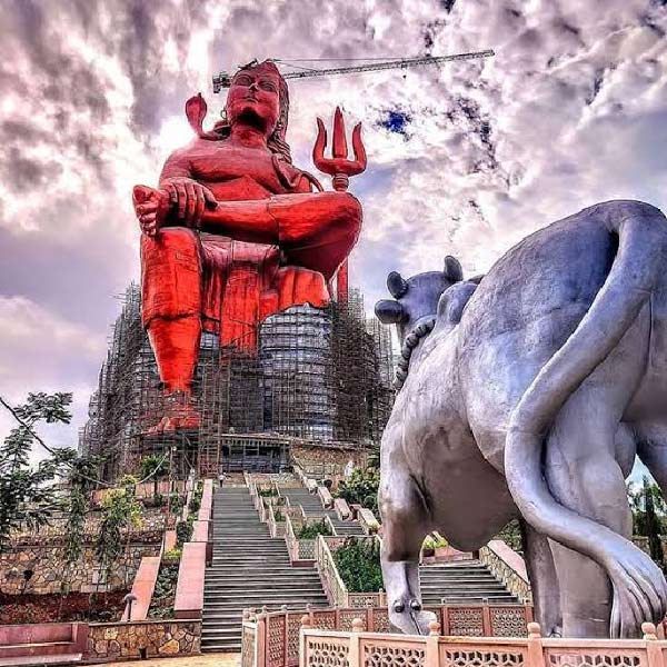 রাতেও স্পষ্ট ভাবে দেখা যাবে মূর্তিটি। এ জন্য বিশেষ আলোর ব্যবস্থা করা হয়েছে। একটি সূত্রের দাবি, এই মূর্তি তৈরিতে খরচ হয়েছে ১০০ কোটিরও বেশি টাকা।