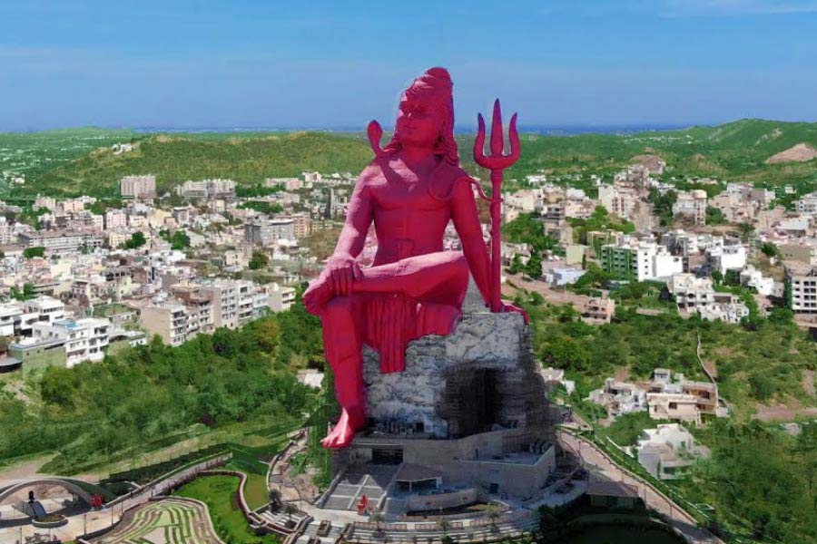  ২০১২ সালের অগস্ট মাসে তৎকালীন মুখ্যমন্ত্রী অশোক গহলৌতের উপস্থিতিতে মূর্তিটির ভিত্তিপ্রস্তর স্থাপন করা হয়েছিল। ১০ বছরেরও বেশি সময় পর মূর্তি তৈরির কাজ শেষ হল। 