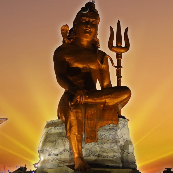 শুধু তাই নয়, প্রকৃতির রোষও মূর্তিটির গায়ে আঁচড় কাটতে পারবে না। দাবি করা হয়েছে, ঘণ্টায় ২৫০ কিমি বেগে যদি ঝড়ও হয়, তা হলেও কোনও ক্ষতি হবে না শিবমূর্তির। 