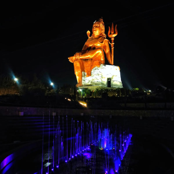  মূর্তিটি নির্মাণে ব্যবহার করা হয়েছে প্রায় তিন হাজার টন লোহা, ইস্পাত। এ ছাড়াও আড়াই কিউবিক টন কংক্রিট ব্যবহার করা হয়েছে। 