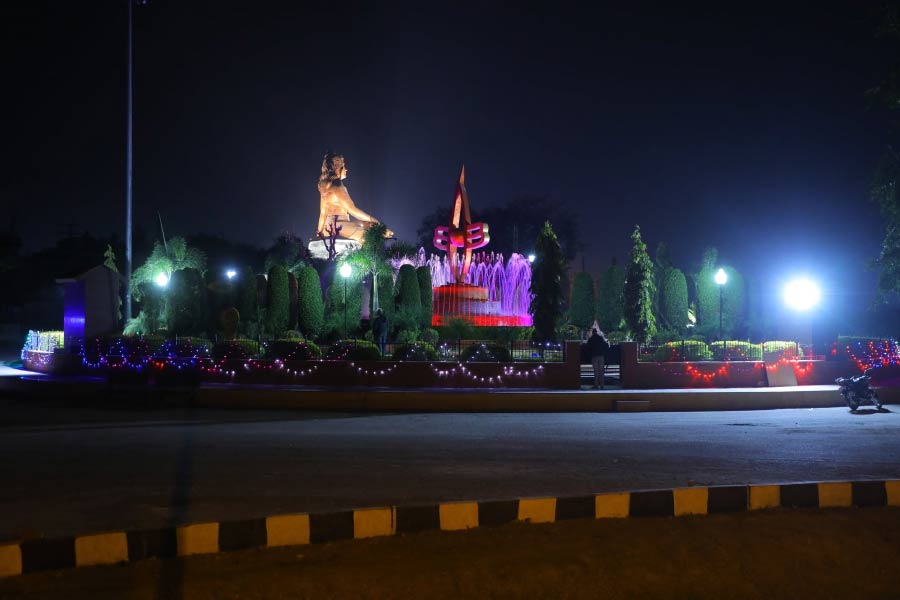 তামাটে রঙের মূর্তির গায়ে জিঙ্কের প্রলেপ দেওয়া রয়েছে। যার ফলে প্রবল বৃষ্টি ও প্রখর রোদের তাপেও ক্ষতি হবে না মূর্তির। 