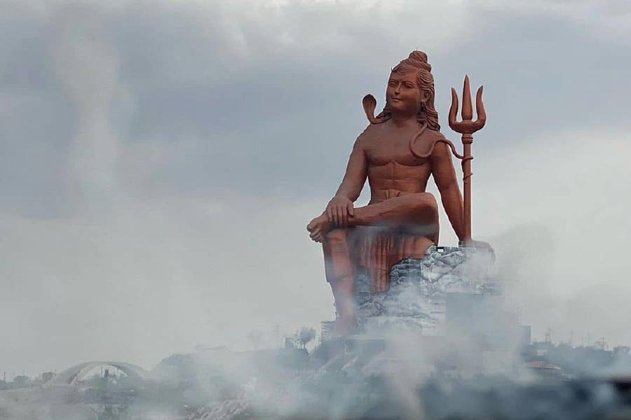 বিশাল এলাকা জুড়ে মূর্তিটি রয়েছে। মূর্তিটি যেখানে রয়েছে, সেখানে একেবারে কাছে পৌঁছতে পারবেন দর্শনার্থীরা। এ জন্য সিঁড়ির পাশাপাশি রয়েছে লিফটের ব্যবস্থাও। ভিতরে যাওয়ার জন্য চারটি লিফট ও তিনটি সিঁড়ি রয়েছে। 