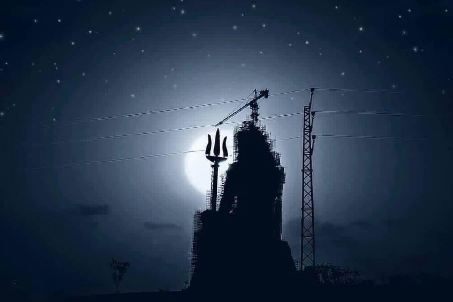 মূর্তি সংলগ্ন এলাকায় পর্যটকদের জন্য একাধিক ব্যবস্থা থাকছে। বিনোদনের হাজারো রসদ যেমন থাকছে, তেমনই থাকছে রেস্তরাঁ, ক্যাফে।