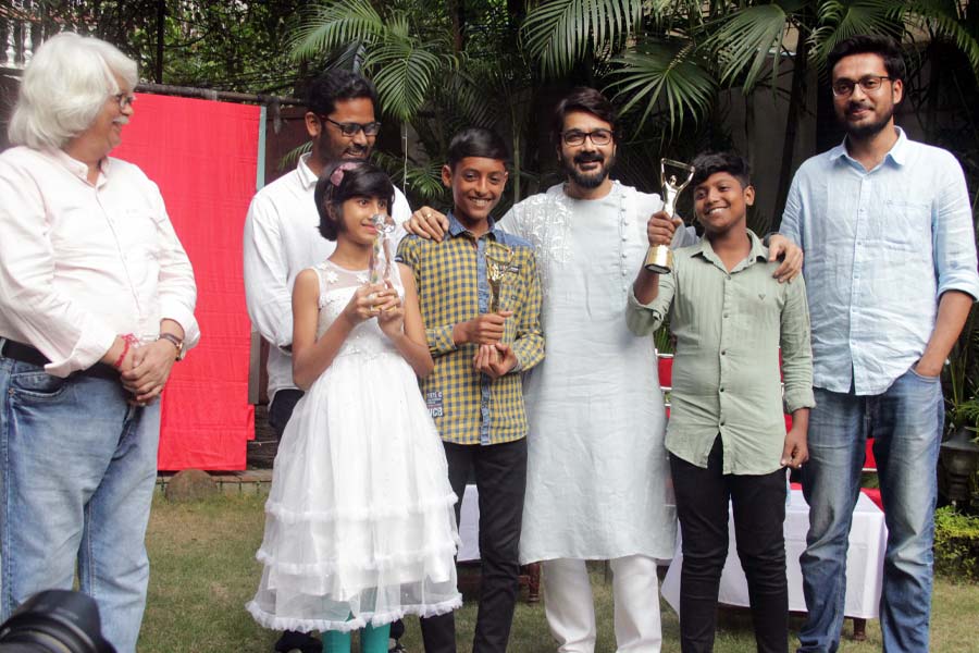 টলিপাড়ার তরুণ পরিচালক প্রসূন চট্টোপাধ্যায়ের ‘দোস্তজী’ ছবিটি নিবেদনের ভার নিজের কাঁধে নিলেন প্রসেনজিৎ।