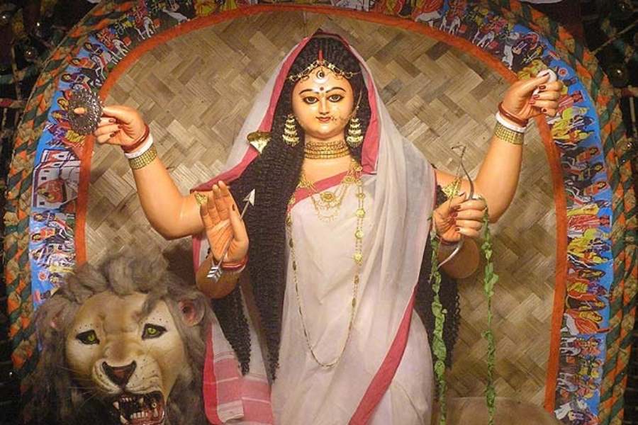 দুর্গারই আর এক রূপ। তিনিও ত্রিনয়না। তবে দুর্গার মতো দেবী জগদ্ধাত্রীর দশটি নয়, চারটি হাত। 