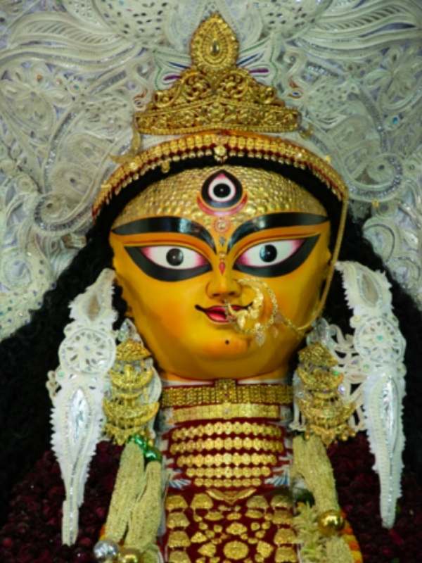 মহিষাসুরকে শায়েস্তা করতে দুর্গা চতুর্ভুজা রূপে আবির্ভূত হন। সেই তাঁর জগদ্ধাত্রী রূপ।