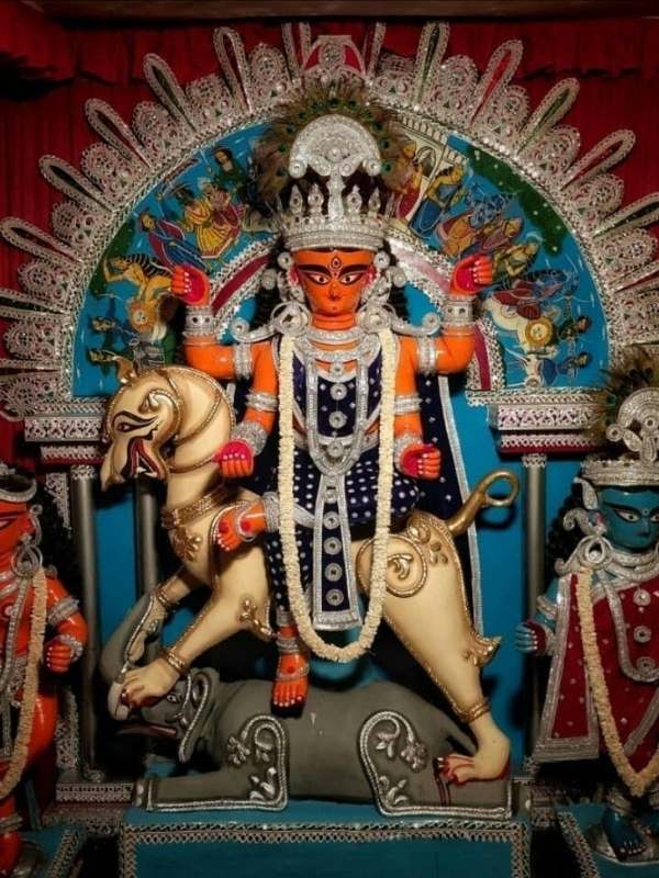 হাতে ধরা চক্রে হস্তিরূপী অসুরের শুঁড় কেটে দেন। দুর্গার বাহন সিংহ যেমন মহিষের উপরে দাঁড়িয়ে থাকে, জগদ্ধাত্রীর বাহন সিংহ তাই দাঁড়ায় হাতির উপরে।