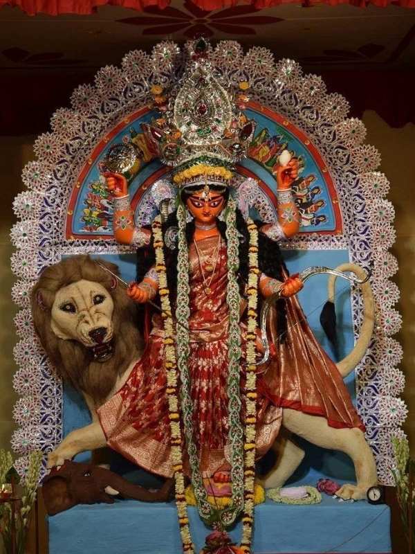 সংস্কৃতে হাতির অপর নাম করী। কথিত, দেবী জগদ্ধাত্রী করী বা হস্তিরূপী অসুর করীন্দ্রাসুরকে বধ করেছিলেন। তাই তাঁকে বলা হয় করীন্দ্রাসুরনিসূদিণী। 