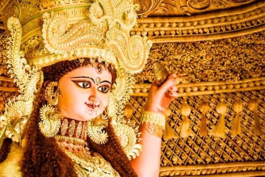 কেউ আবার কেবল নবমীতেই তিন বার আয়োজন করেন সপ্তমী, অষ্টমী, নবমী পুজোর। এক দিনেই হয় গোটা পুজো।