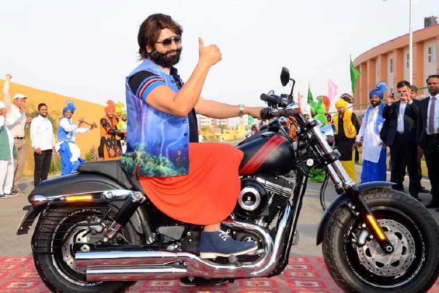 ডেরা সাচ্চা সৌদা প্রধান গুরমিত রাম রহিম প্যারোলে ৪০ দিনের জন্য জেল থেকে মুক্তি পেয়েছেন। কিন্তু খুন, ধর্ষণে দোষী রাম রহিমের প্যারোলে মুক্তিতে খুশি নন অনেকেই। দিল্লি মহিলা কমিশনের প্রধান স্বাতী মালিওয়াল রাম রহিমকে জেলে ঢোকানোর দাবি জানিয়ে প্রধানমন্ত্রী মোদীকে চিঠি লিখেছেন। 