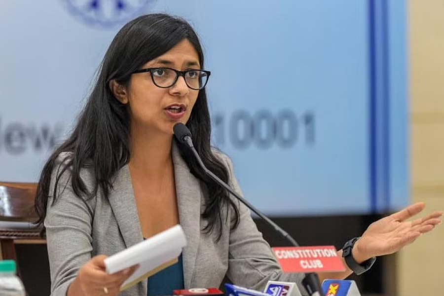 স্বাতীর দাবি, রাম রহিমের মতো অপরাধীকে জেল থেকে মুক্তি দেওয়ার অর্থ হল, দেশ জুড়ে সমস্ত ‘নির্ভয়া’র নিরাপত্তা ছিনিয়ে নেওয়া। রাম রহিমের মতো অপরাধীদের এখনই জেলে ভরারও সওয়াল করেছেন দিল্লি মহিলা কমিশনের প্রধান।