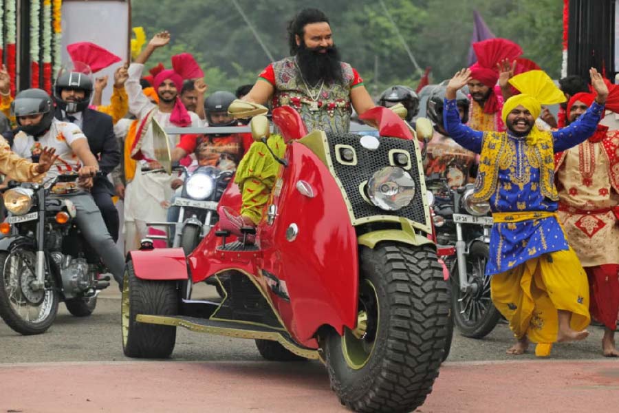 স্বাতী আরও দাবি করেছেন যে, গুরমিতের সৎসঙ্গে উপস্থিত রাজনৈতিক নেতারা সকলেই তাঁর ভক্ত। হরিয়ানা সরকারের কাছে গুরমিত প্যারোল বাতিল করে তাঁকে জেলে পাঠানোর আবেদন করেছেন স্বাতী।