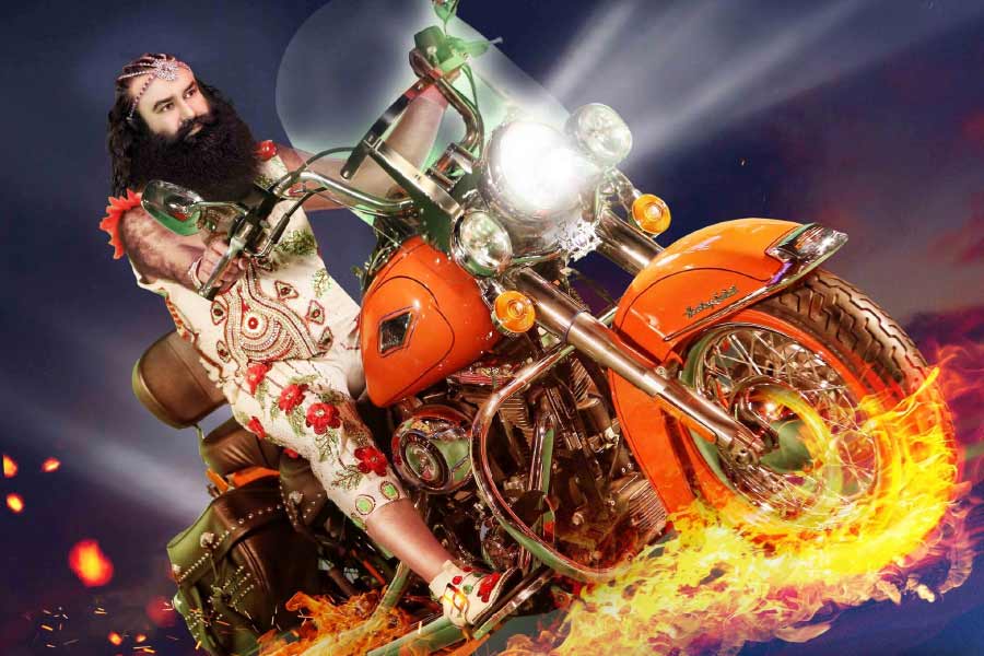 বস্তুত, গত কয়েক দিন ধরেই রাম রহিমের প্যারোলে মুক্তি নিয়ে হরিয়ানার রাজনীতি সরগরম। মুখ্যমন্ত্রী মনোহরলাল খট্টর শুক্রবার দাবি করেন, ‘‘সরকার কাউকে মুক্তি দেয় না। মুক্তি দেয় আদালত। এর বেশি এ নিয়ে আর কিছু বলব না।’’ 