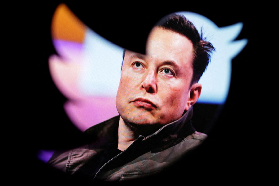 মালিকানা বদল হয়েছে টুইটারের। ‘মাইক্রো ব্লগিং সাইট’-এর রাশ কুক্ষিগত করার সঙ্গে সঙ্গেই সংস্থার সিইও পরাগ আগরওয়াল-সহ তিন শীর্ষ আধিকারিককে ছাঁটাই করেছেন ধনকুবের ইলন মাস্ক। যার জেরে চাকরি হারিয়েছেন টুইটারের ওই তিন শীর্ষ পদাধিকারী। কিন্তু চাকরি থেকে ছাঁটাইয়ের পরও মোটা অঙ্কের টাকা হাতে নিয়ে ঘরে ফিরেছেন পরাগ-সহ ওই তিন কর্তা। টাকার অঙ্ক জানলে চমকে যাবেন। 