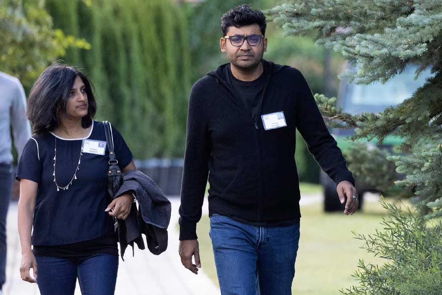 তবে শুধু পরাগ নন। টুইটারের আরও দুই শীর্ষ আধিকারিককে চাকরি থেকে বরখাস্ত করেছেন টেসলাকর্তা। তাঁরা হলেন টুইটারের ‘চিফ ফিনান্সিয়াল অফিসার’ (সিএফও)  নেড সেগাল ও টুইটারের আইনি বিষয়ক ও নীতি নির্ধারক কমিটির প্রধান বিজয়া গাড্ডে। 